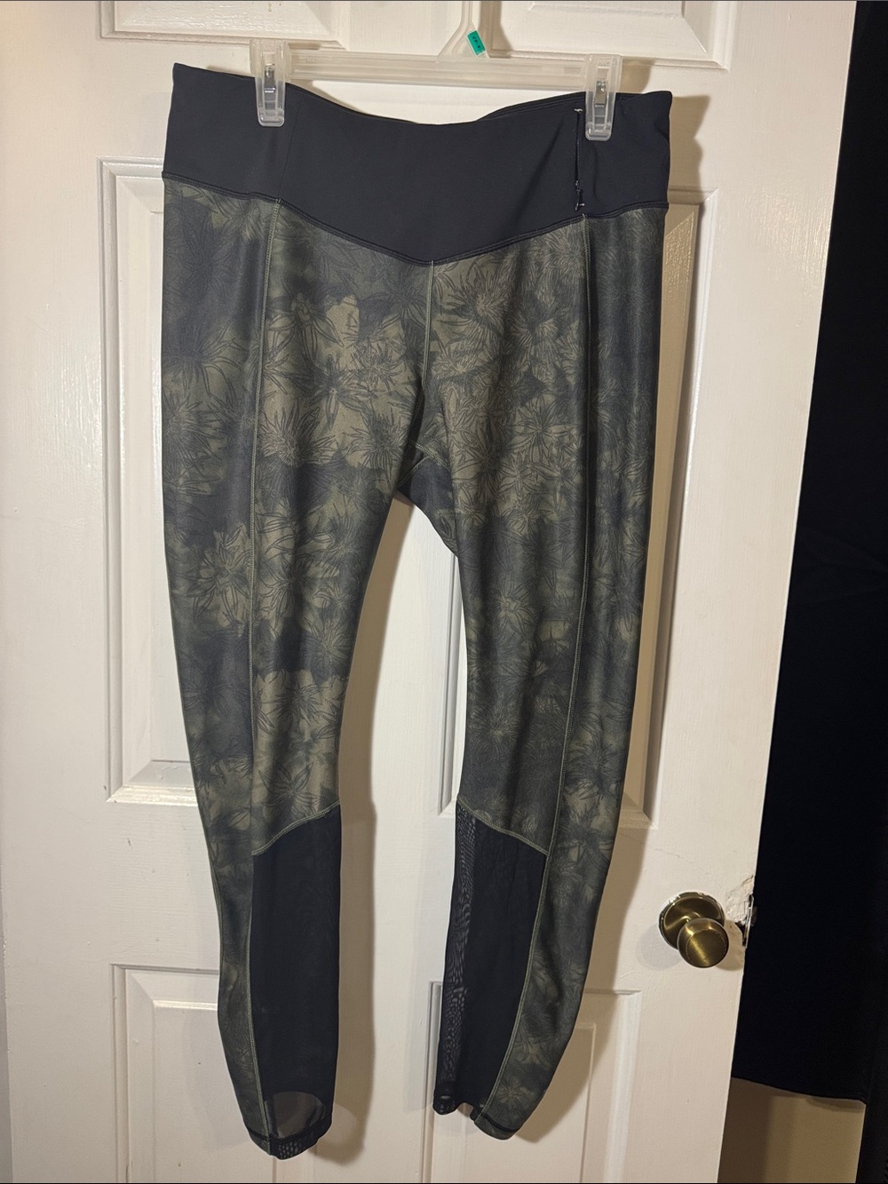 Calia by Carrie Underwood athletic wear leggings